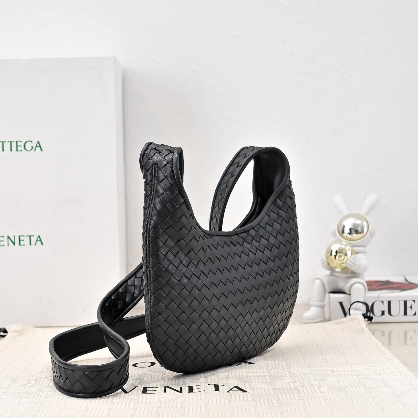 Batch 1660 BV intricate woven leather crossbody bag. Practical design. Made of soft cowhide weaving technology. The upper body has a high-end feel [Victory] zipper opening and closing method, which makes it more secure. It is light and comfortable to use. The crossbody shape is large enough and has full fashion attributes. ‼ ️Regardless of men and women, it is super versatile for any crowd or scene. Size: 27*17*2.5cm Model: 6918